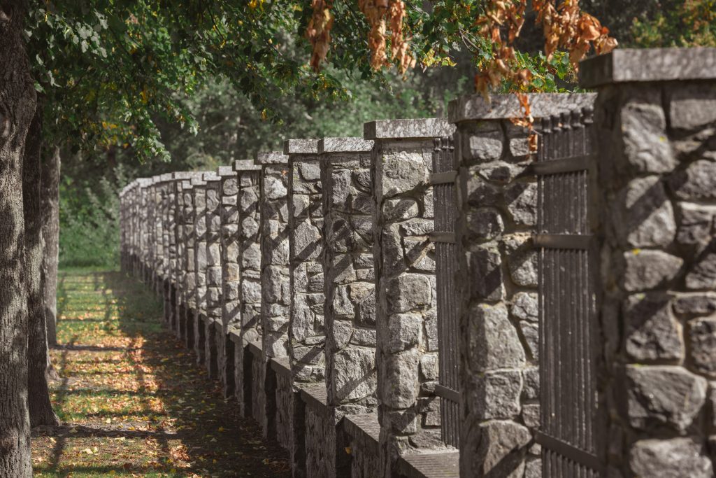 Kamienno metalowe ogrodzenie 