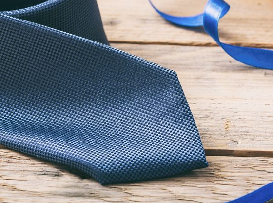 Wiązanie krawata do stroju służbowego