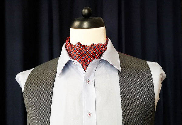 Jedwabny fular, alternatywa dla krawata