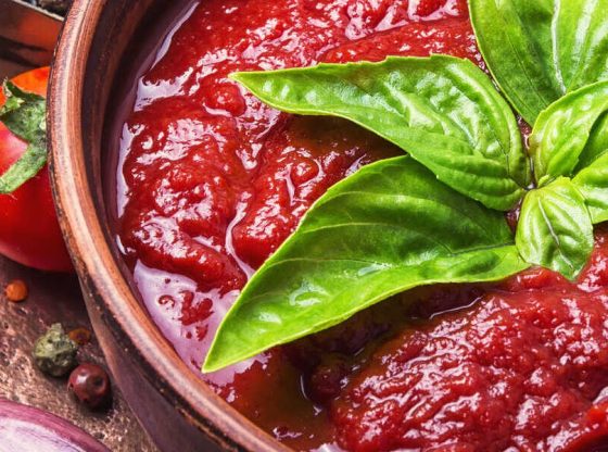 Zdrowy i naturalny ketchup pomidorowy